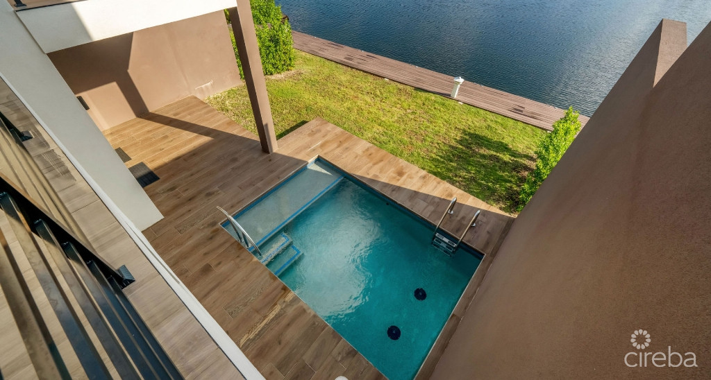 1715193006view of poo from top