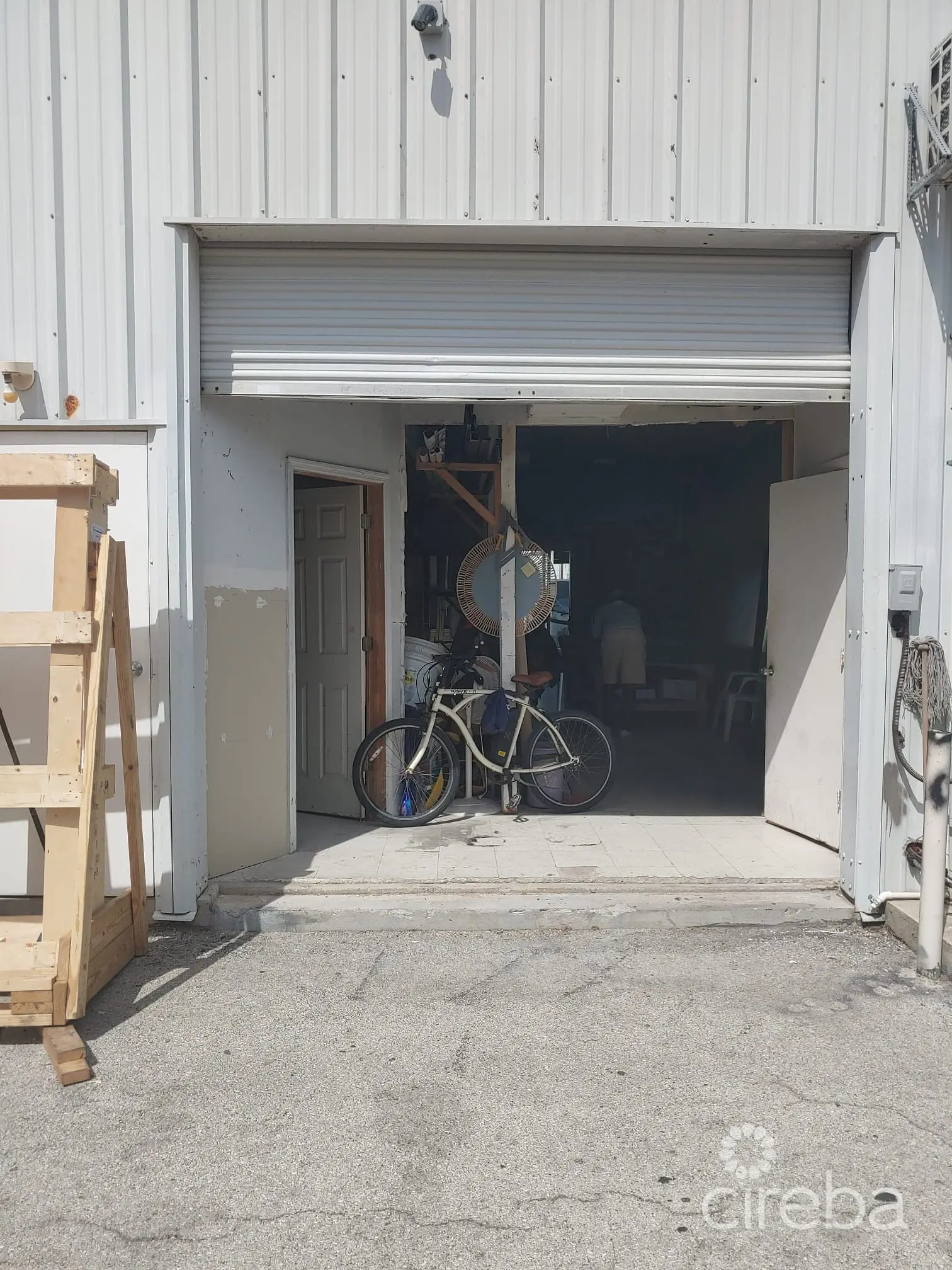 20260327123204 Rear door