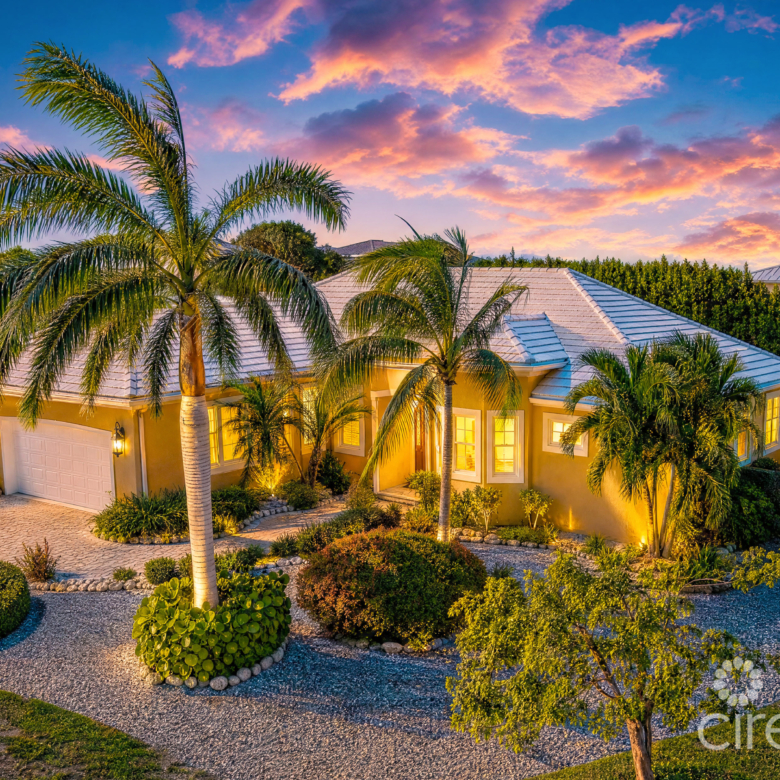 THE SHORES FAMILY HOME  WITH SWIMMING POOL