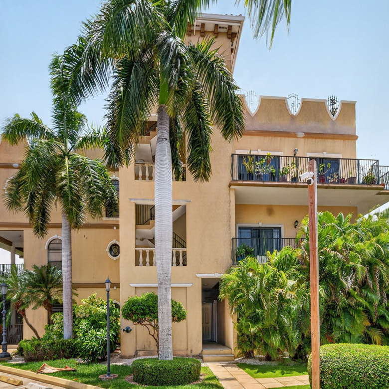 LANTERN POINT 3 BEDROOM CONDO W/OCEAN VIEW ROOFTOP TERRACE