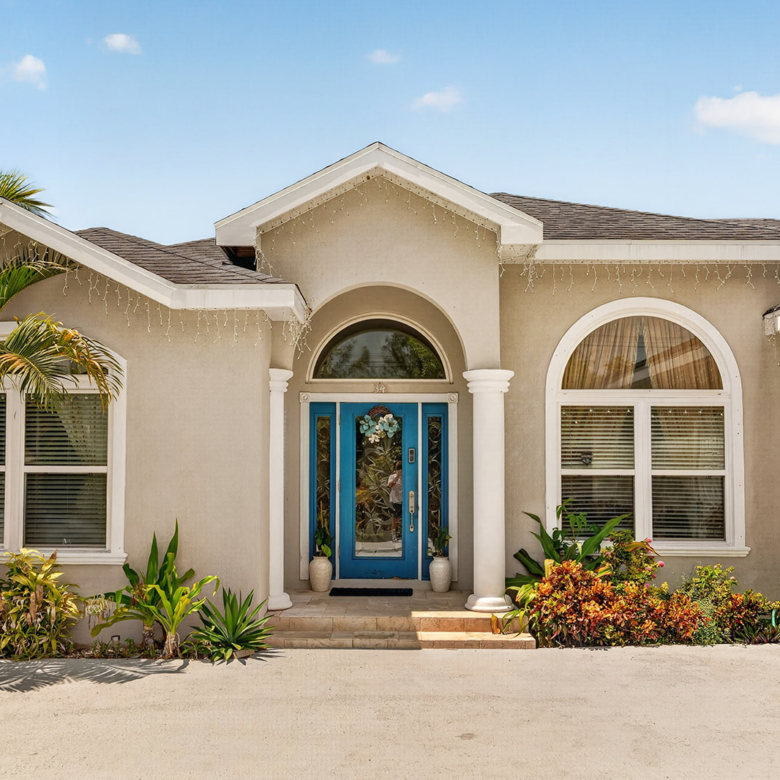 SAVANNAH NEWLANDS FAMILY HOME WITH POOL, OUTSIDE BAR & INCOME-GENERATING GUEST SUITE