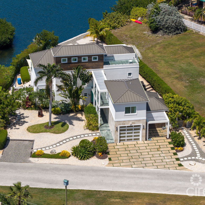 24  SHOREWINDS TRAIL, THE SHORES FAMILY HOME