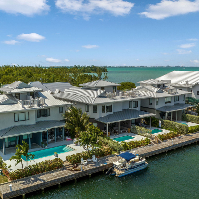 LARGE SEAHAVEN 2 BED WITH POOL – OCEANVIEW AND CANAL FRONT