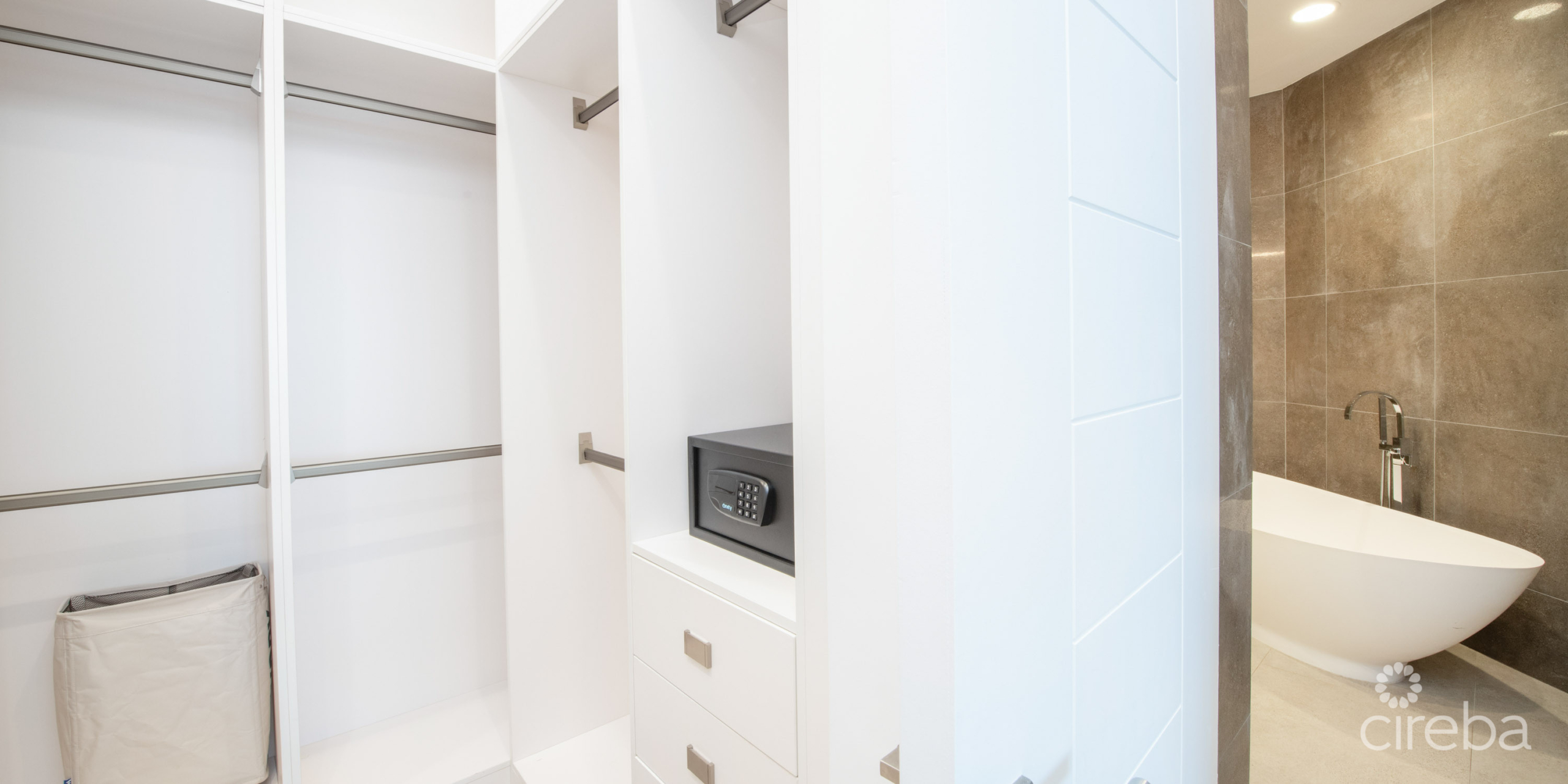 20260825135711 70RPCR205WalkThruCloset