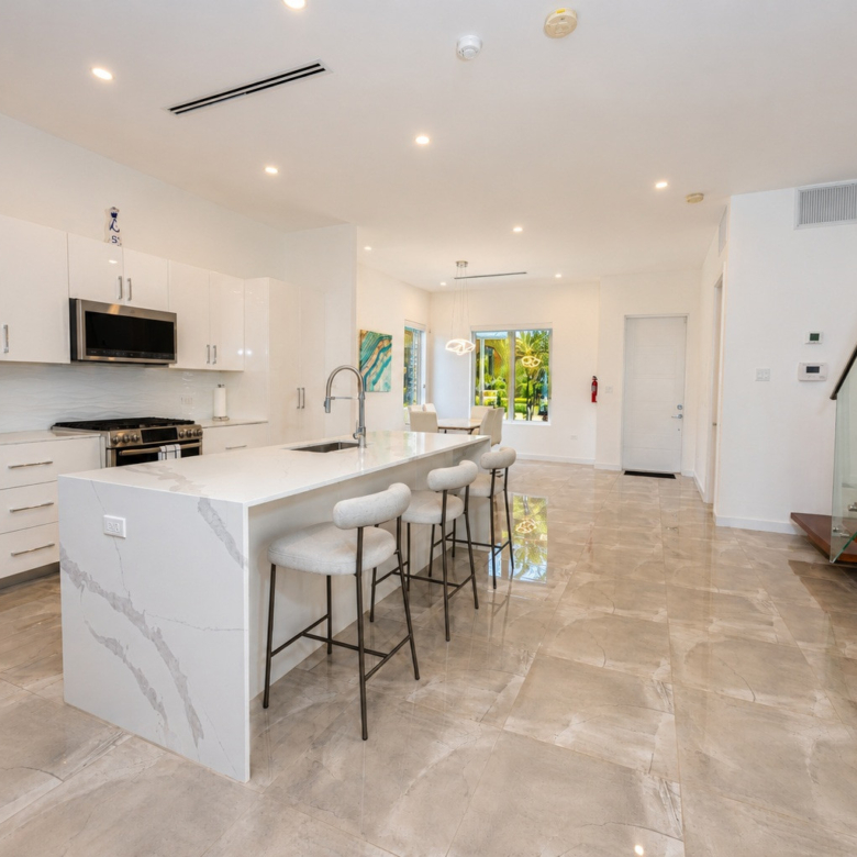 TWENTY40 #16 LUXURY CANALFRONT END UNIT TOWNHOME