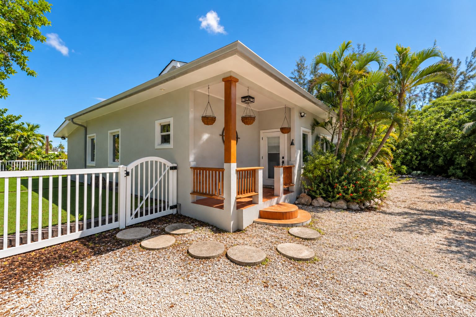 20261012161102 Sunlit Tropical Cottage with Lush Garden