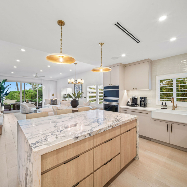 AVALON 9, EXQUISITE BEACHFRONT CONDO
