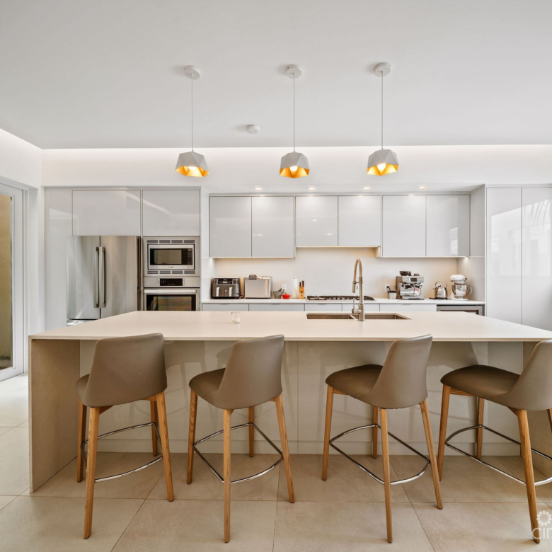 SOLARA #104 | LUXURY TOWNHOUSE IN CRYSTAL HARBOUR