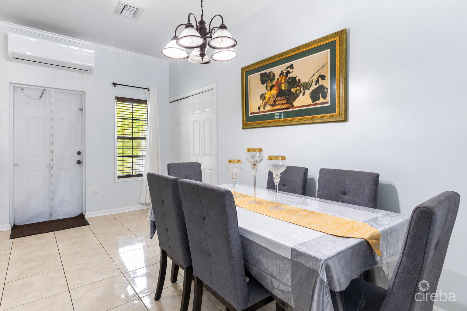 20261013114928 Bright Modern Dining Room with GoldFramed Art